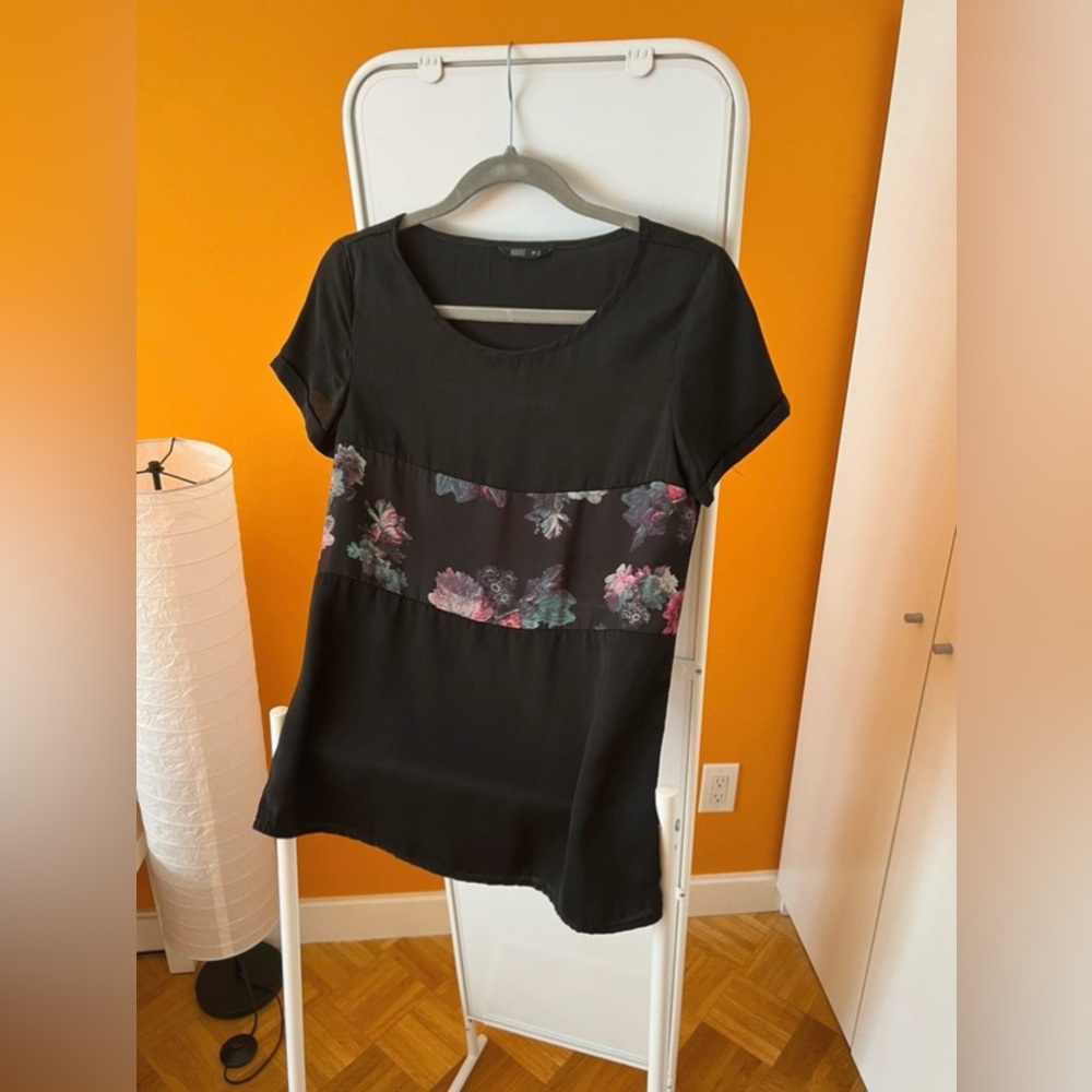 House black graphic satin t-shirt, size S, one time worn, excellent condition.